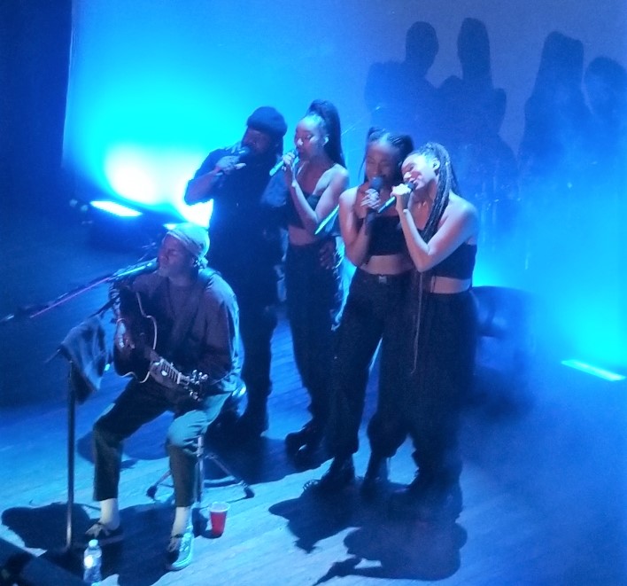 caesar with his backupsingers